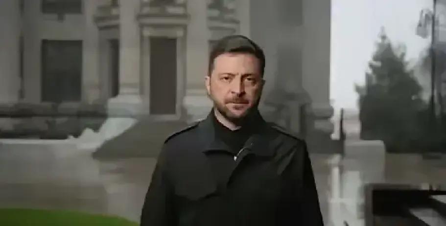 果不其然。
 
乌克兰总统泽连斯基突然宣布了，拒绝任何“割地换停火”的方案，对网