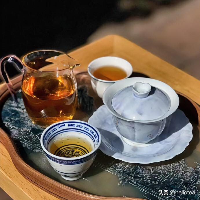 《静待天成·朝天子》
叶儿旋，水儿喧，盏里岁月延。慢熬清味胜琼筵，静待即如禅。不
