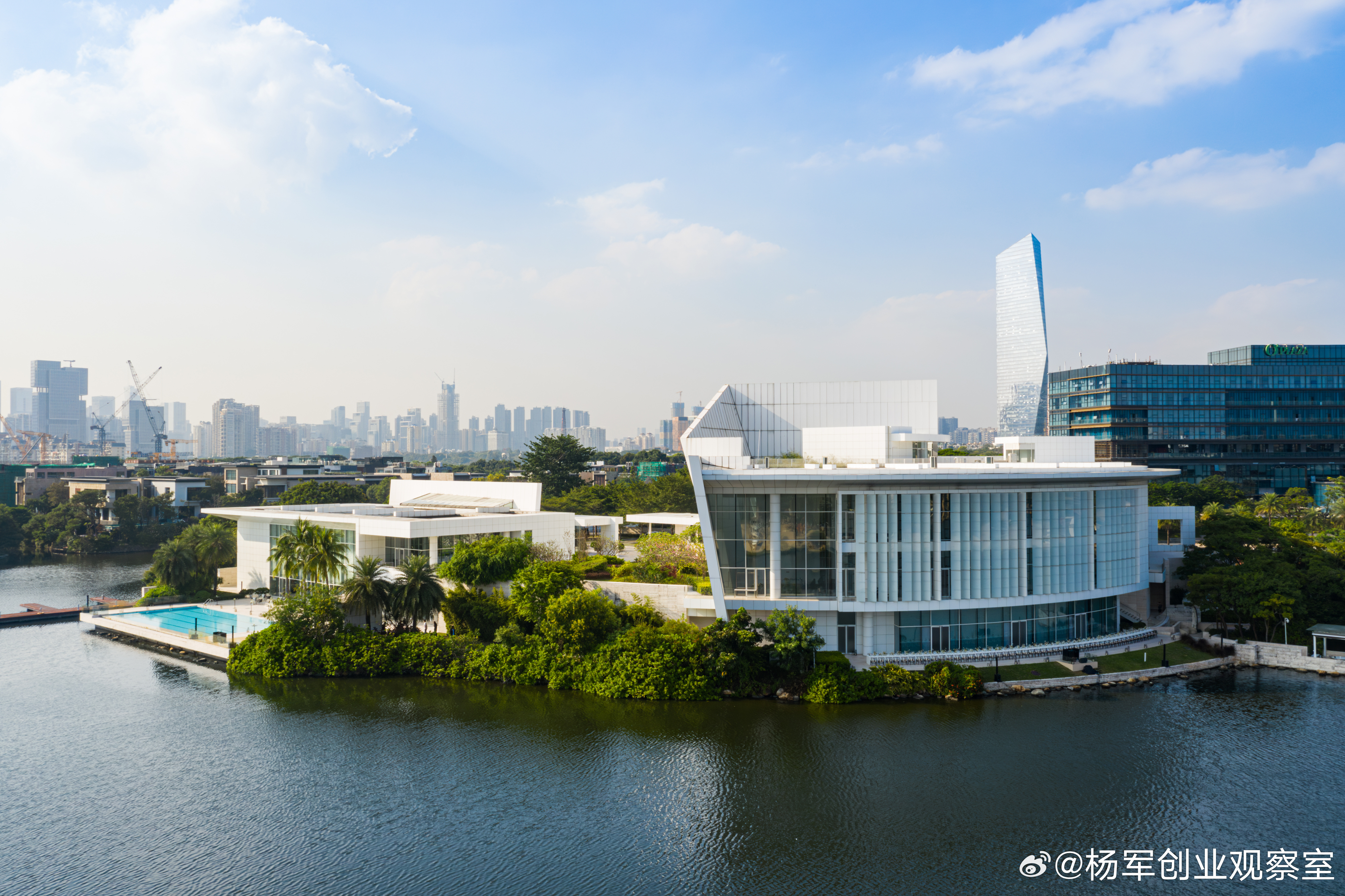 内行叫好你白干，外行叫好你赚钱。清醒的人，不容易被道德绑架，不受外界干扰，一旦觉