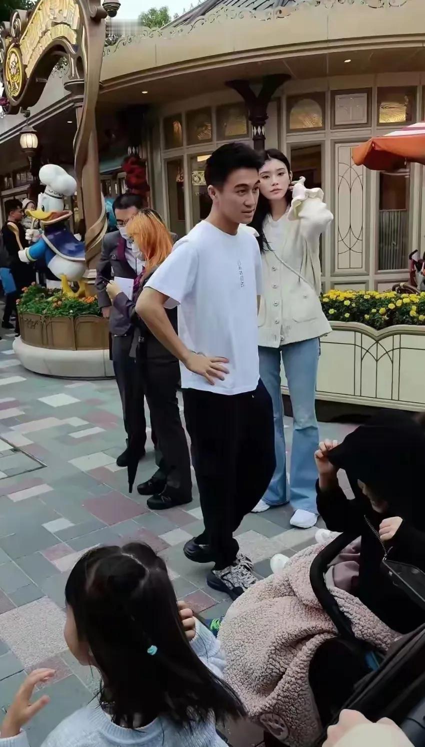 何猷君奚梦瑶
陪孩子去迪士尼玩
好有爱哦
没错，不管再忙
都要记得陪孩子多出去玩