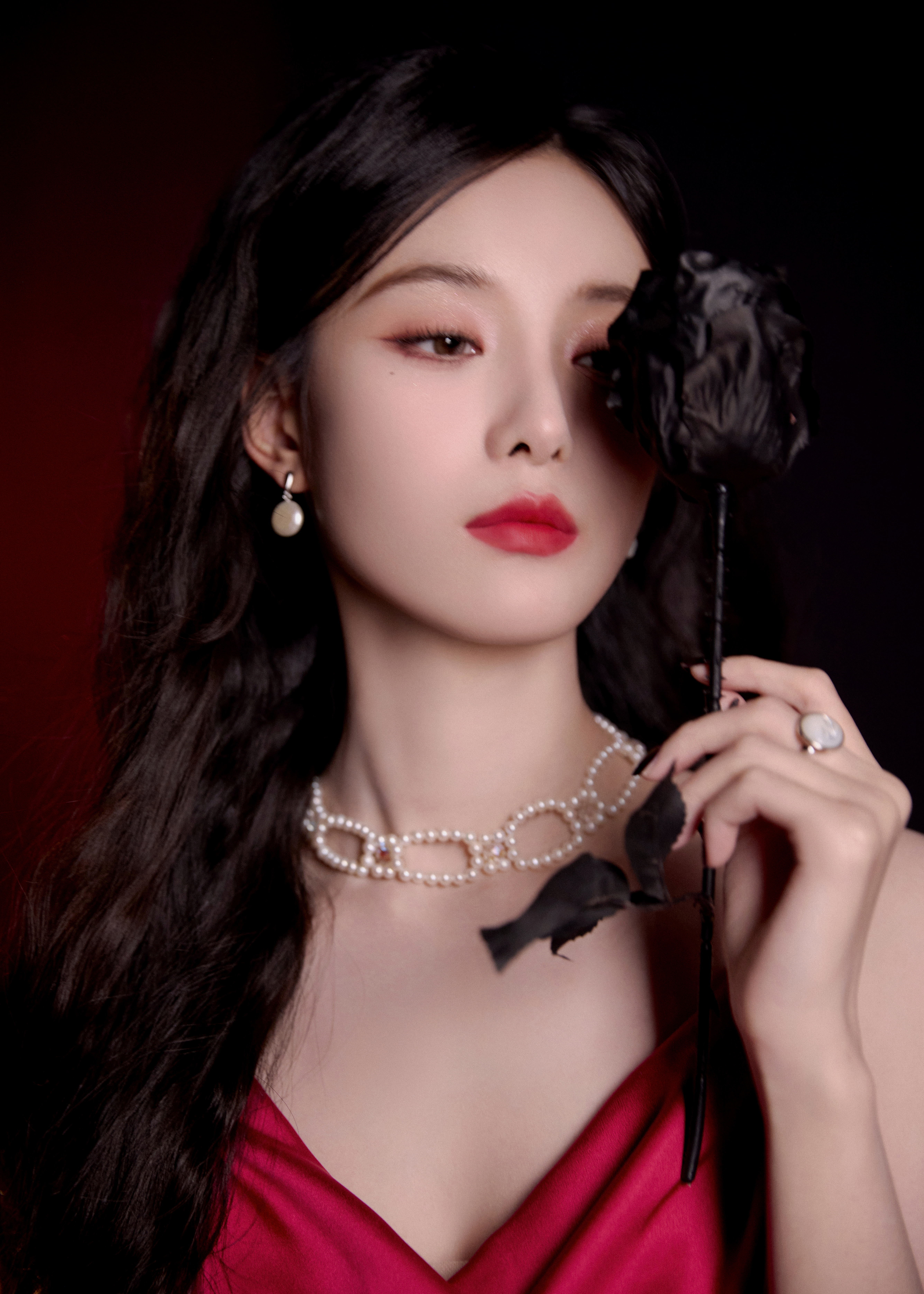 徐艺洋  一袭红裙如烈焰般盛放，绸缎流光，优雅又妩媚。 ​​​