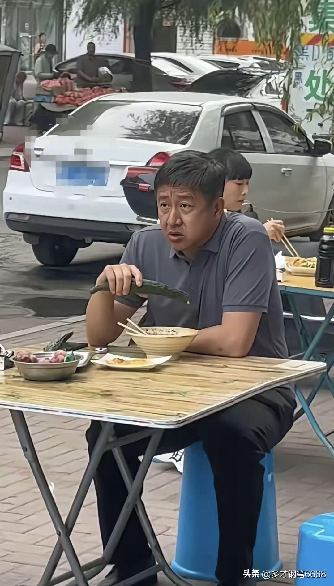 这位低调的男明星，一点明星偶像包袱都没有，一个人在小摊上面吃东西，是年纪越大越有