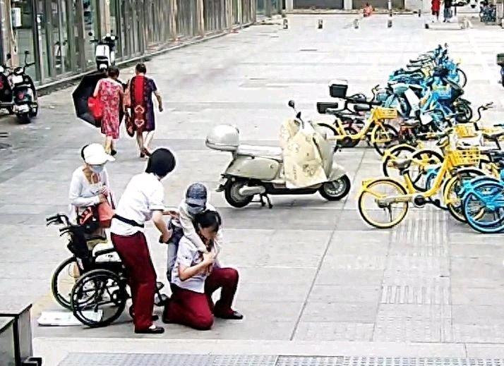 8月23日，武汉地铁6号线唐家墩站暖心接力。值班站长张梦，看似文静实则是能硬拉8