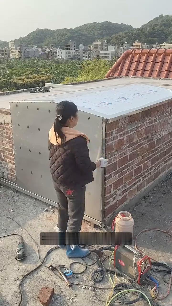 楼顶升级智慧。
这就是为什么高手都在偷偷升级自家楼顶。不管上下楼，只要轻轻用手一