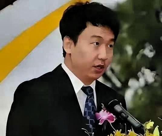 随着许家印在法庭上认罪，他的儿子许智健也就不再是富二代了，许智健今年41岁，公开