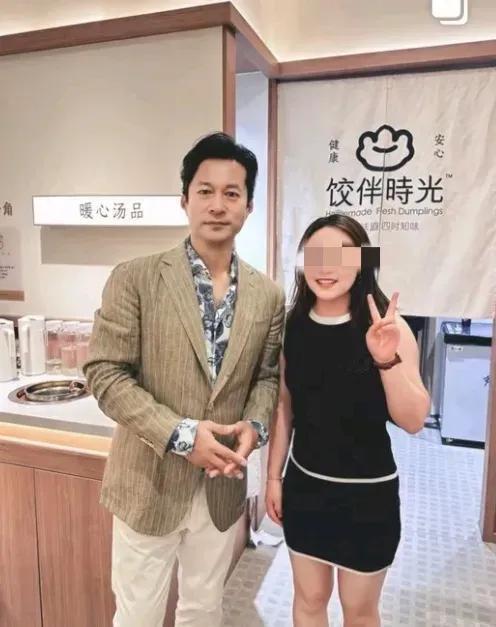 理解不了这些明星的经商思路。
明明一场直播带货，挣的钱可能比这个饺子馆儿开一年挣