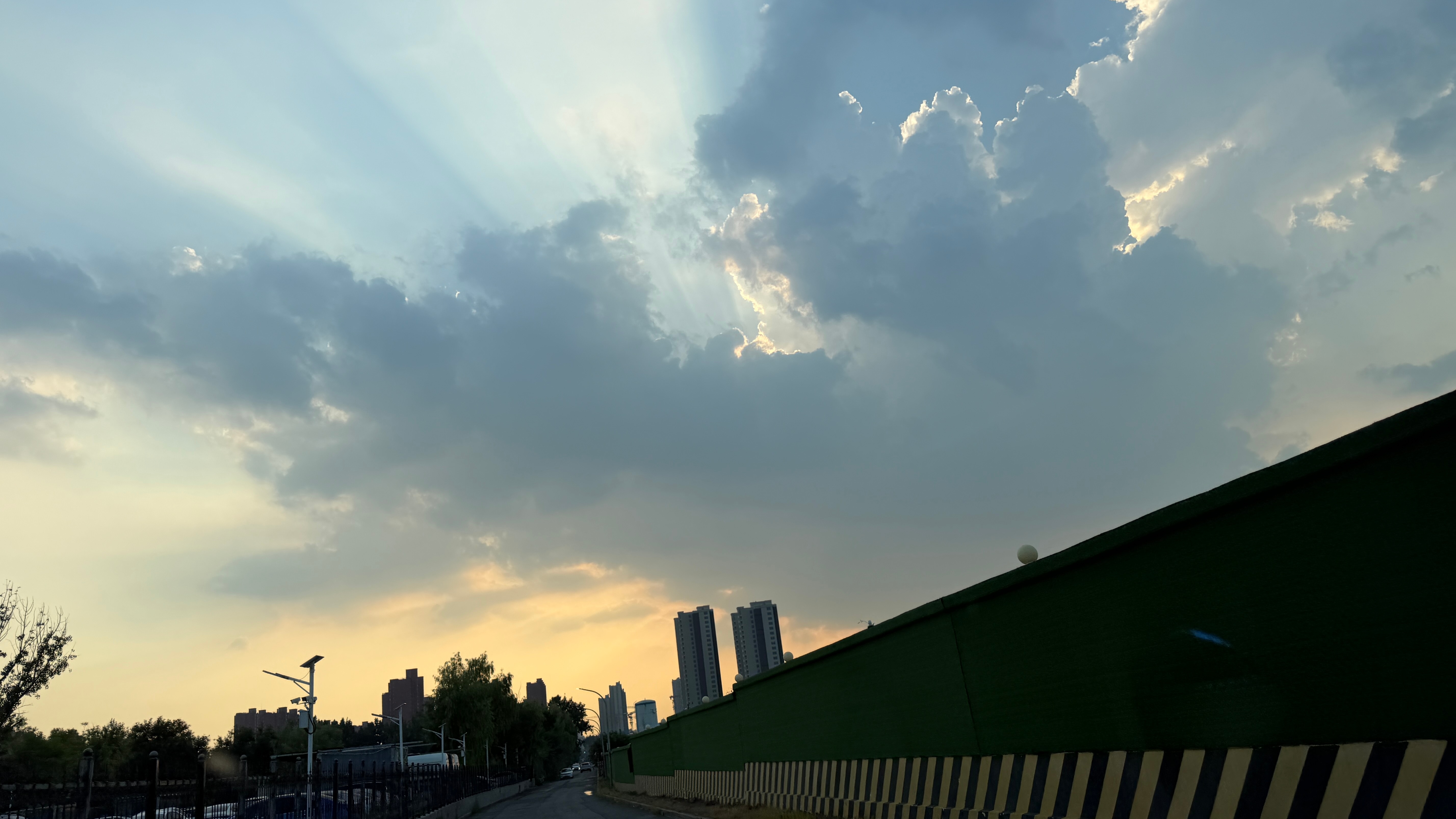 暴雨后的晚霞，这达利园效应真好看