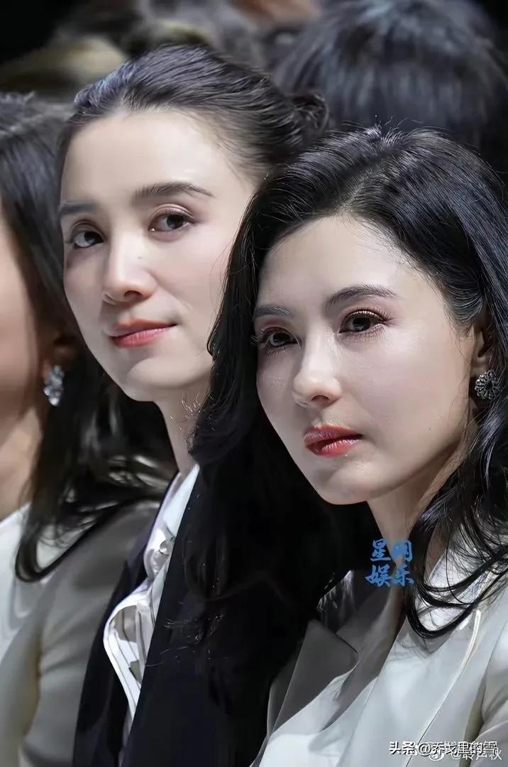 46岁的张柏芝和45岁的宋佳同框了！

一般同龄女明星合影，都会让人不自觉地加以