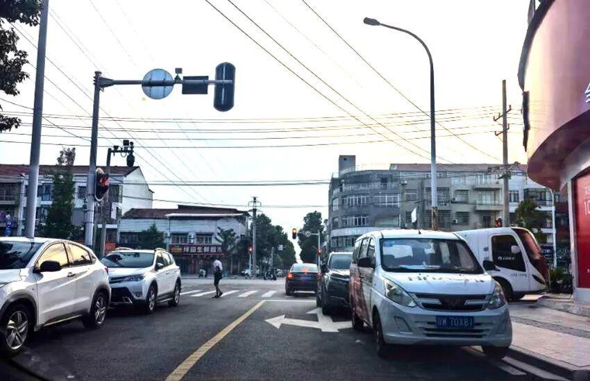 新洲这个路口“肠梗阻”，交警出手了！
 近日，有居民反映，邾城云梦街与文昌大道红