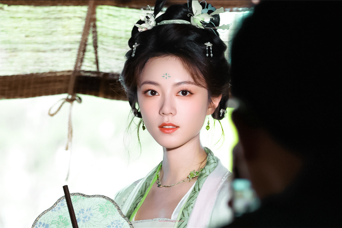 这套引发热议的“原谅系”宋制古装，是赵今麦新剧《一念江南》的出圈造型。整体以低饱