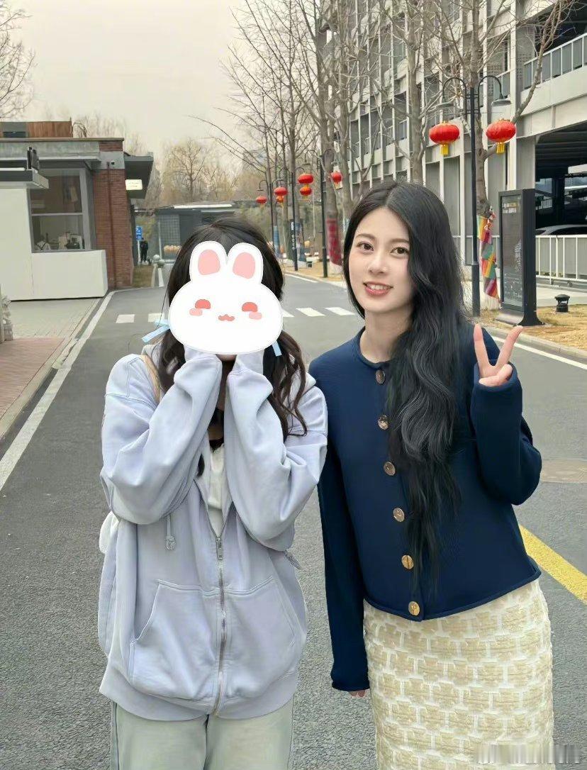 #网友偶遇赵昭仪# 好美的妹宝#赵昭仪和素人合照# ​​​