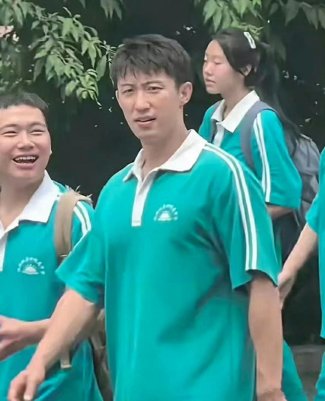 黄景瑜 关晓彤演高中生 [疑问] 还蛮像的！两个人就像刚破壳🐣的鸡蛋，嫩得出水