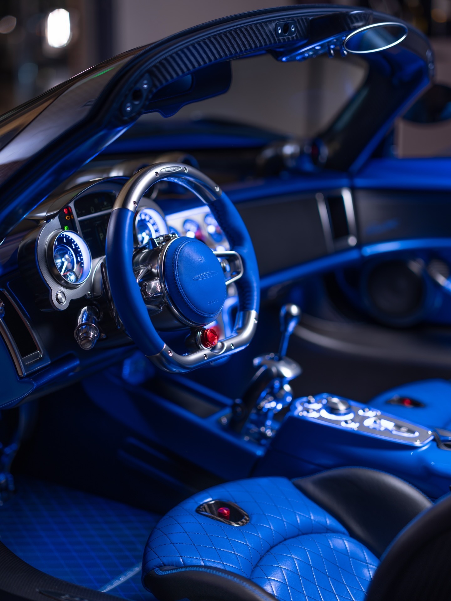 这款Pagani Utopia敞篷外观是Blu Francia漆面和Crysta