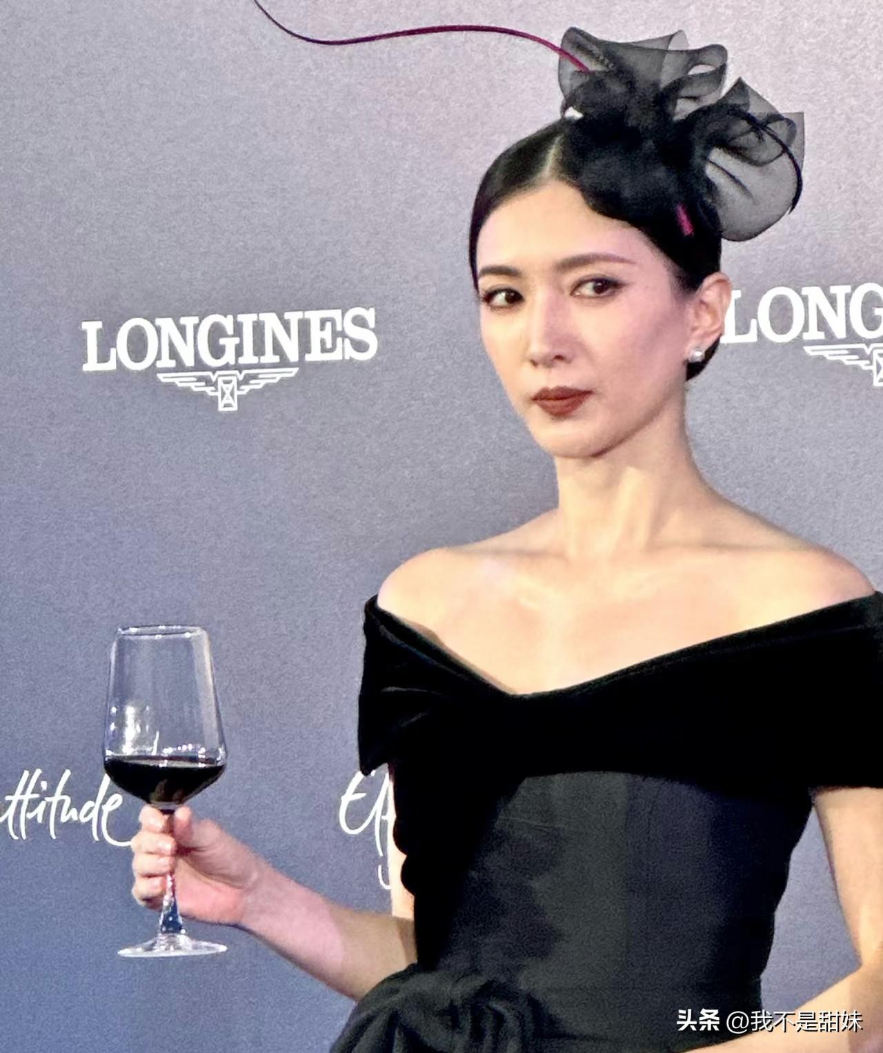 她可以去演白雪公主的后妈了！
面相好凶，原来不是有富贵包，怎么治好了，现在一点也