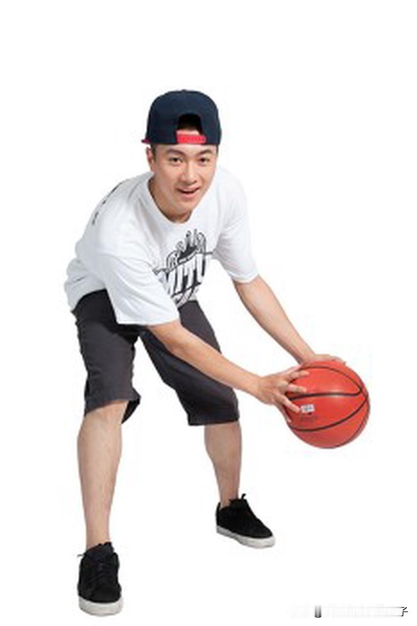 CBA球星点评 CBA赛场上，有太多球星让人印象深刻。就说易建联吧，那简直是CB