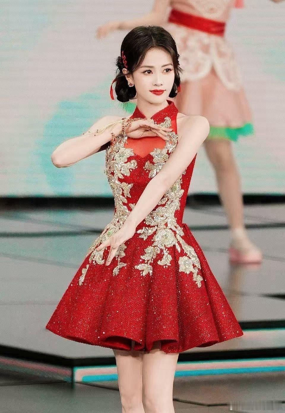 白鹿[超话]  春晚镜头下的白鹿好明艳  白鹿春晚造型甜美可人，双丸子头搭配小红