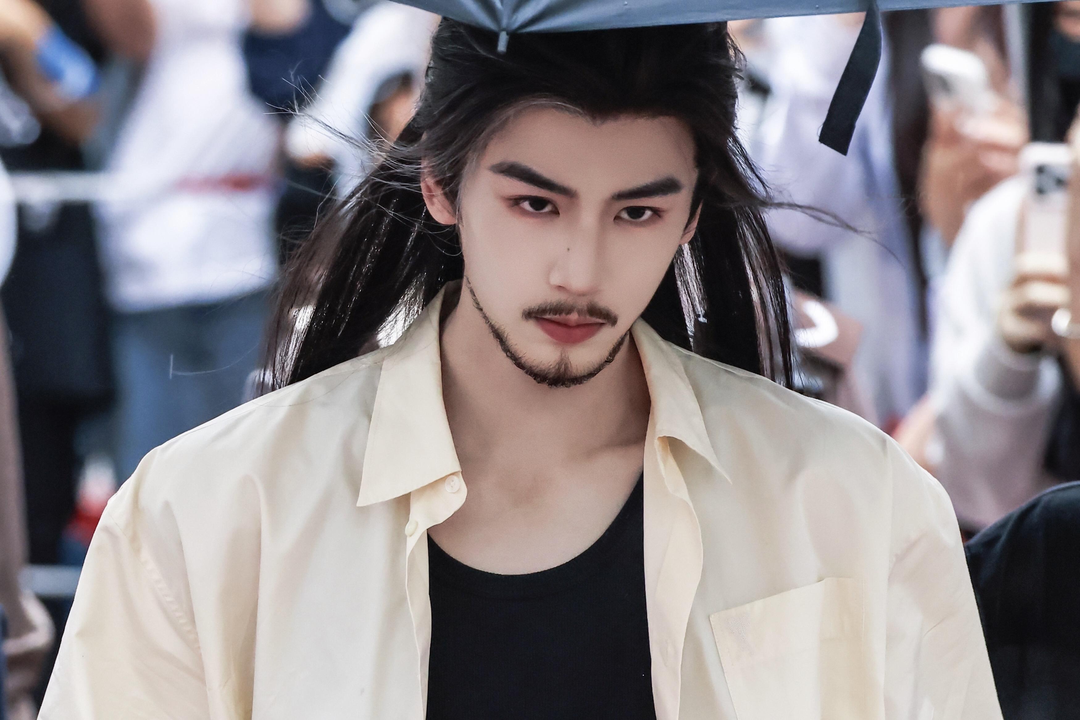 不知道为什么这个衣服反而把这个妆造衬得帅帅的，年上但清爽的感觉
