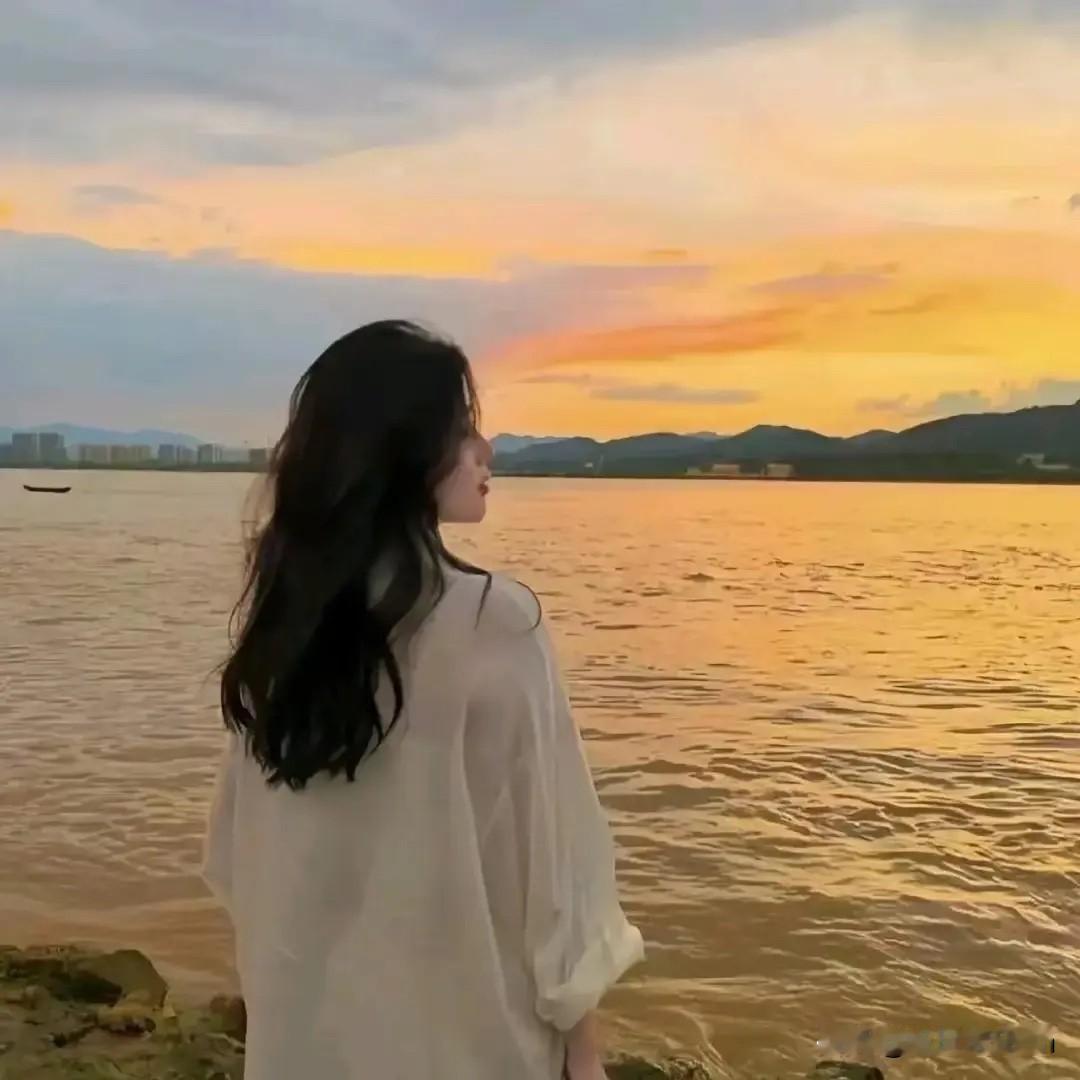 千里有缘天天念，
知心朋友在心间，
山高水长挡不住，
茫茫人海两心牵。

五湖四