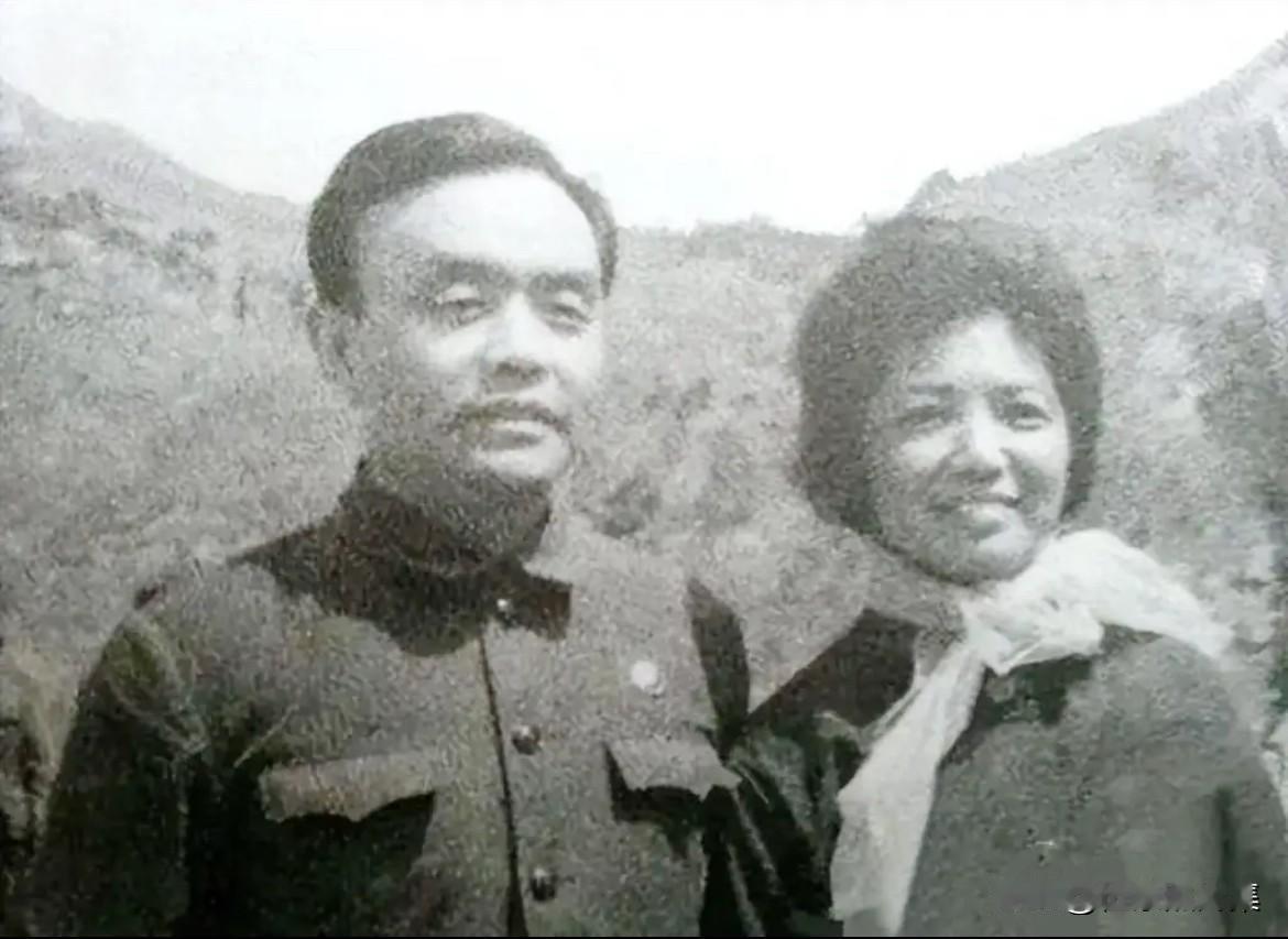 七十年代初，于会泳和妻子任珂游览时在一起的合影。两人相识于1950年代初的上海音