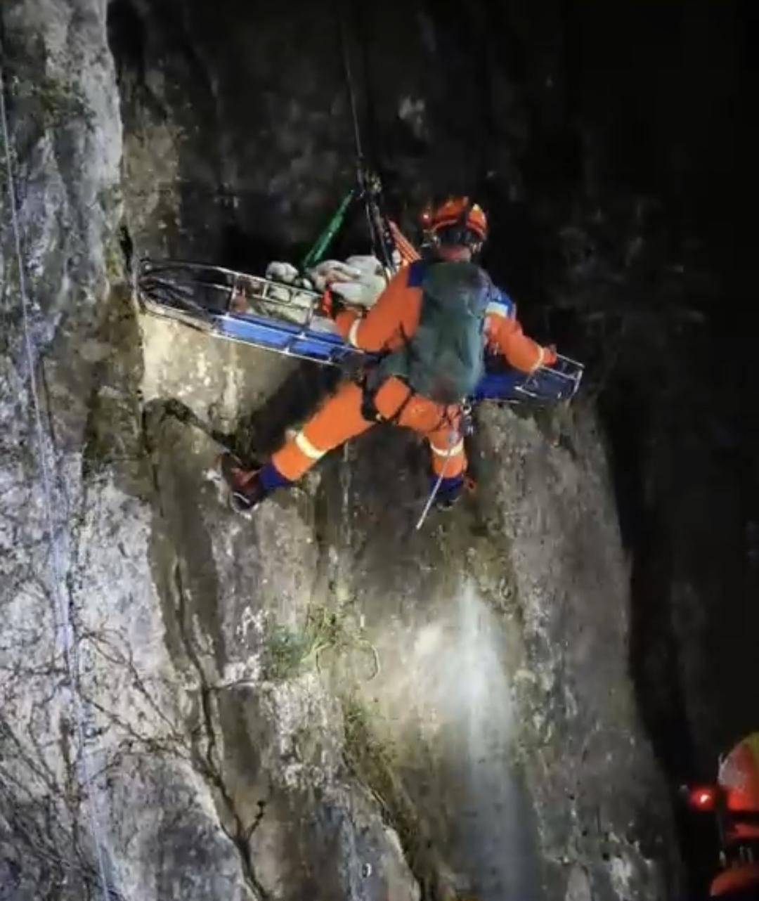 #男子攀岩倒挂悬崖血流不止昏迷#【男子在云南大黑山攀岩受伤倒挂悬崖血流不止，路过