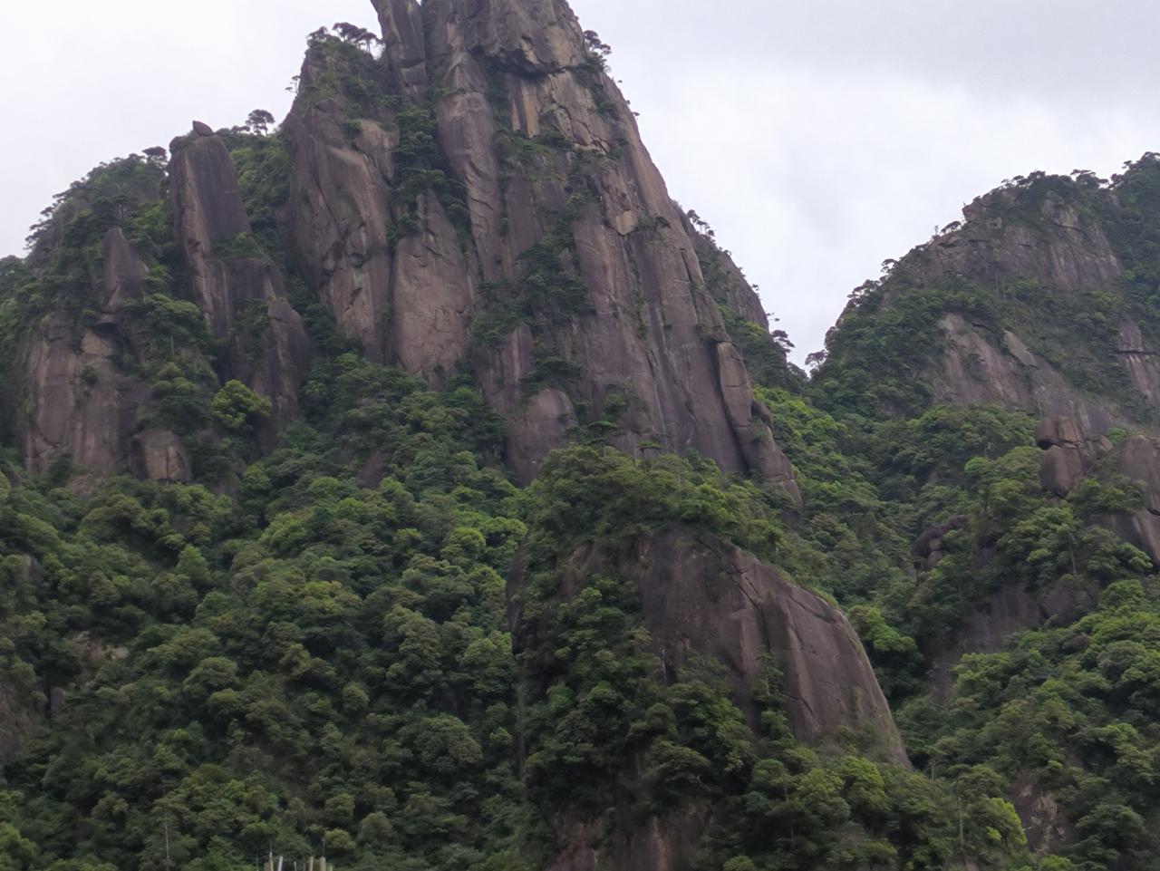 今天，江西上饶三清山景区对江西、湖北、湖南三省的游客免进山门票。三地的游客喜笑颜
