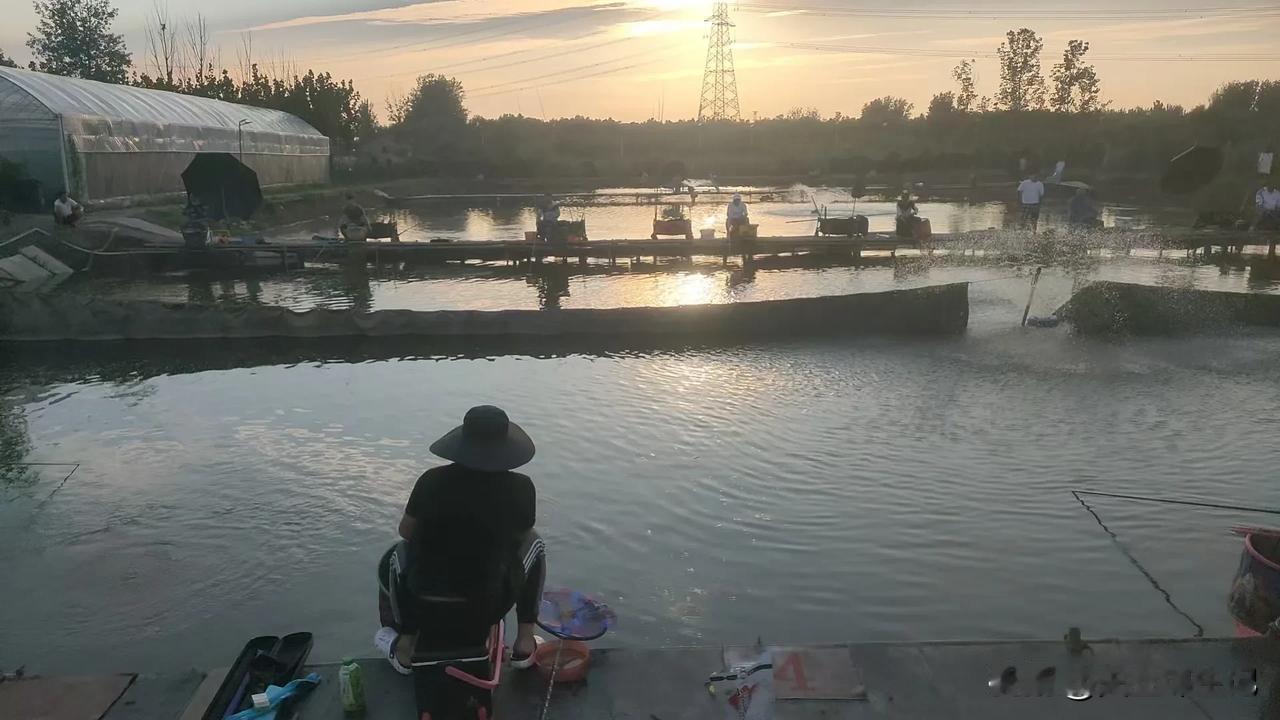 太阳要下山了，
准备收拾东西回家。
回家？
那是不可能的。
正是上鱼的好时候，

