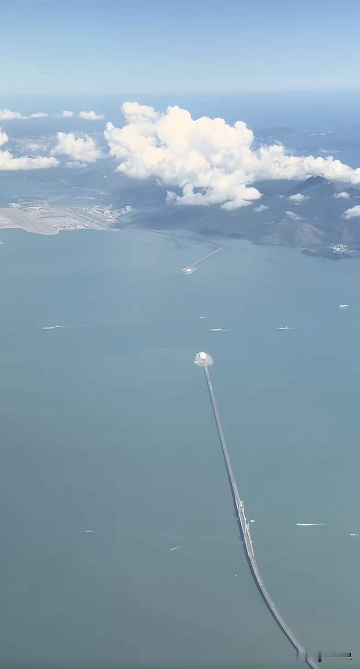 港珠澳大桥在修建的时候，把主航道变成海底隧道，为广州和深圳留了条后路。
在飞机上