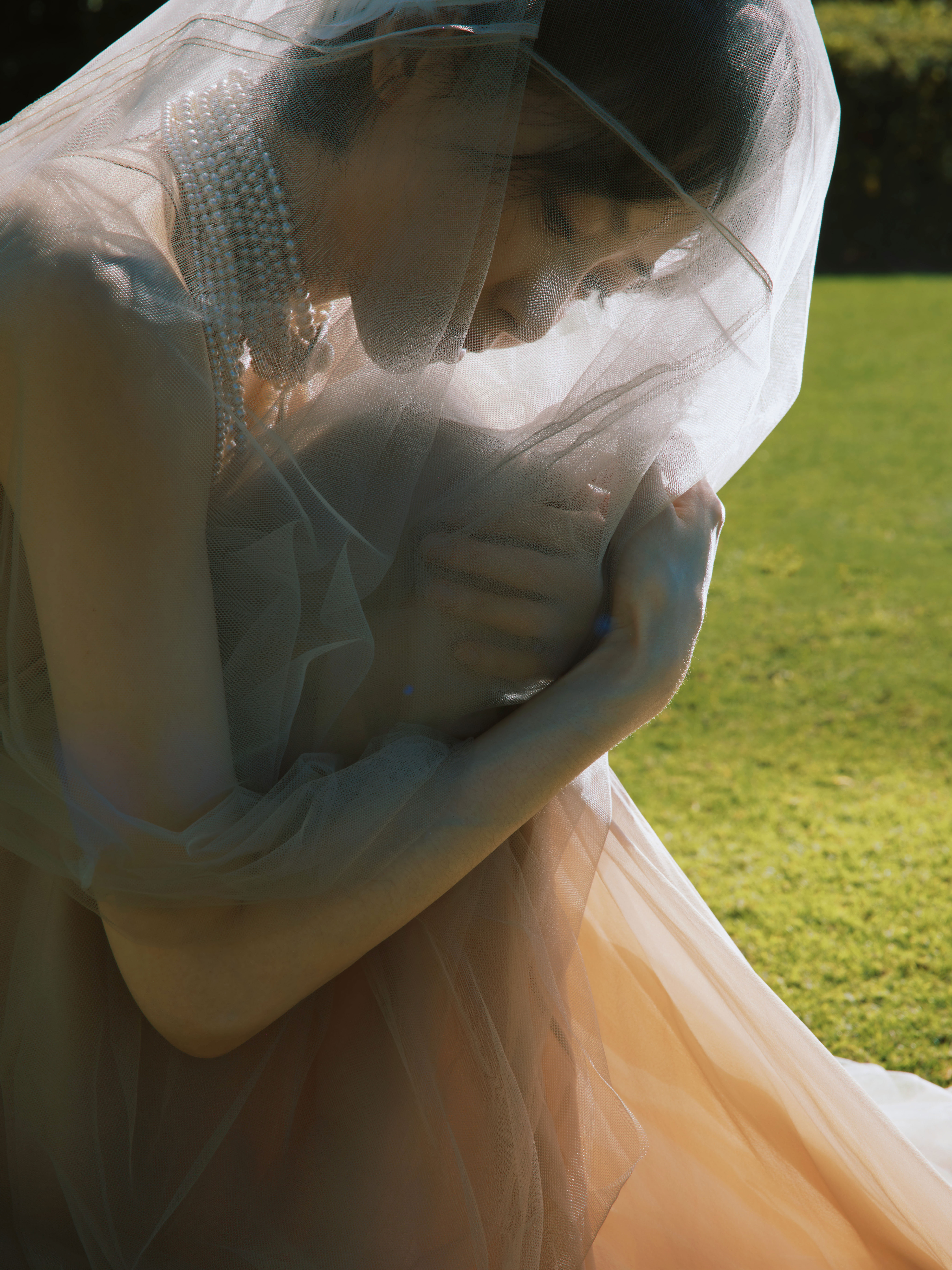 宋茜  薄纱轻曳，绿野为衬。静谧随裙摆蔓延，优雅随风写意，温润天成。腾讯视频星光