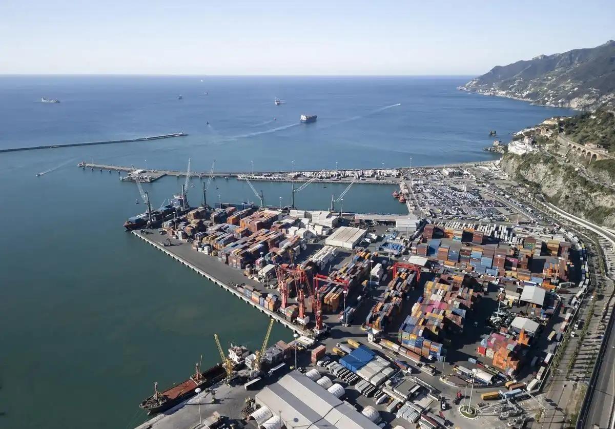 就在昨天，美军中央司令部正式宣布了一个重磅消息：从明日起，全面封锁伊朗所有港口！