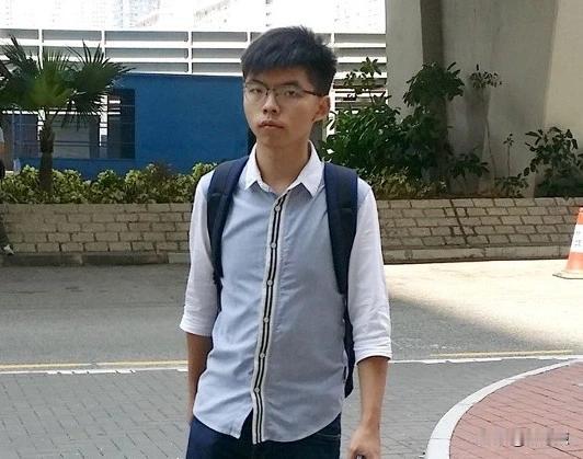 根据港媒报道，在2021年的时候，黄之锋的父亲黄伟明、母亲吴秋媚还有黄之锋的弟弟