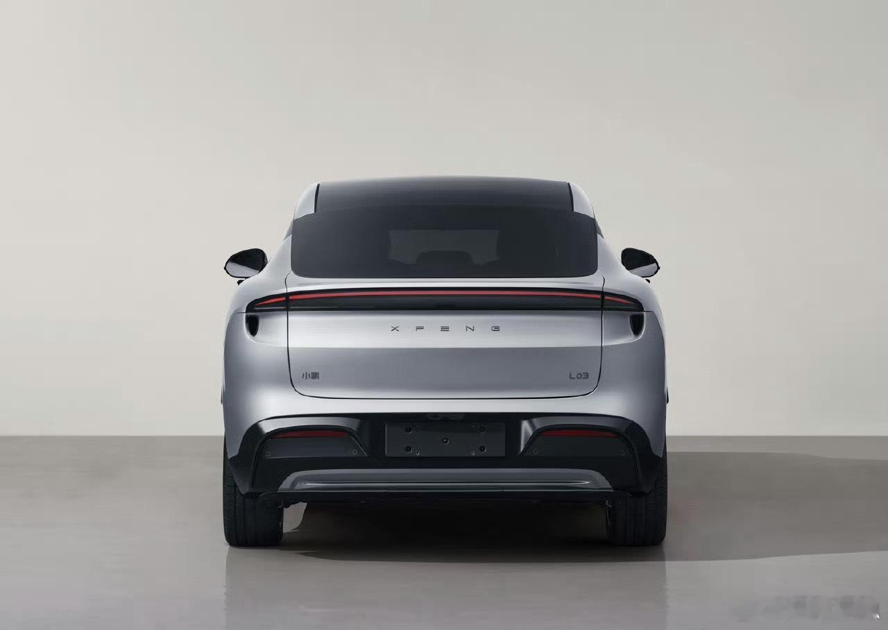 “很帅的，胡安马操刀”在没见到MONA L03之前，鹏厂的同学就这么跟我说。后来