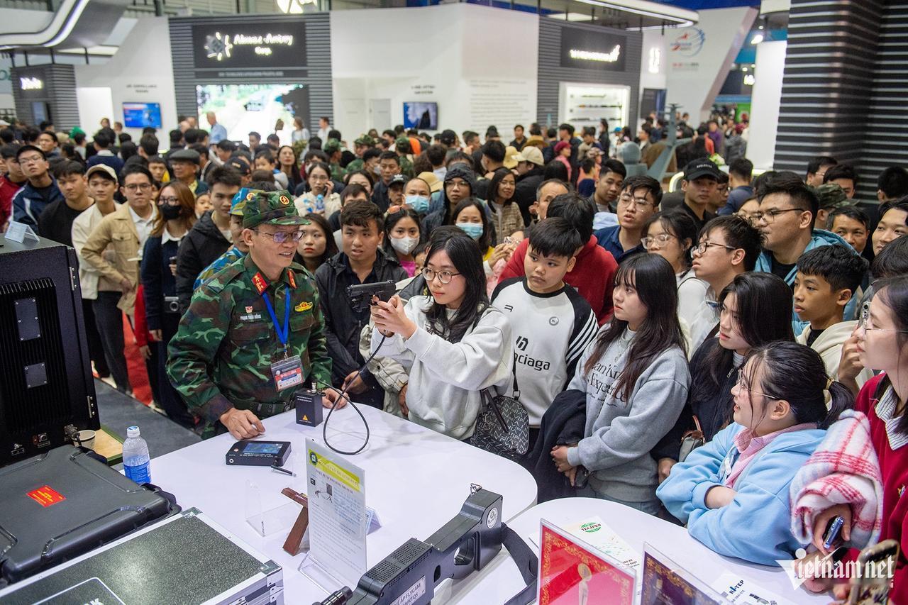 越南展位的电子打靶演示引起了广泛关注