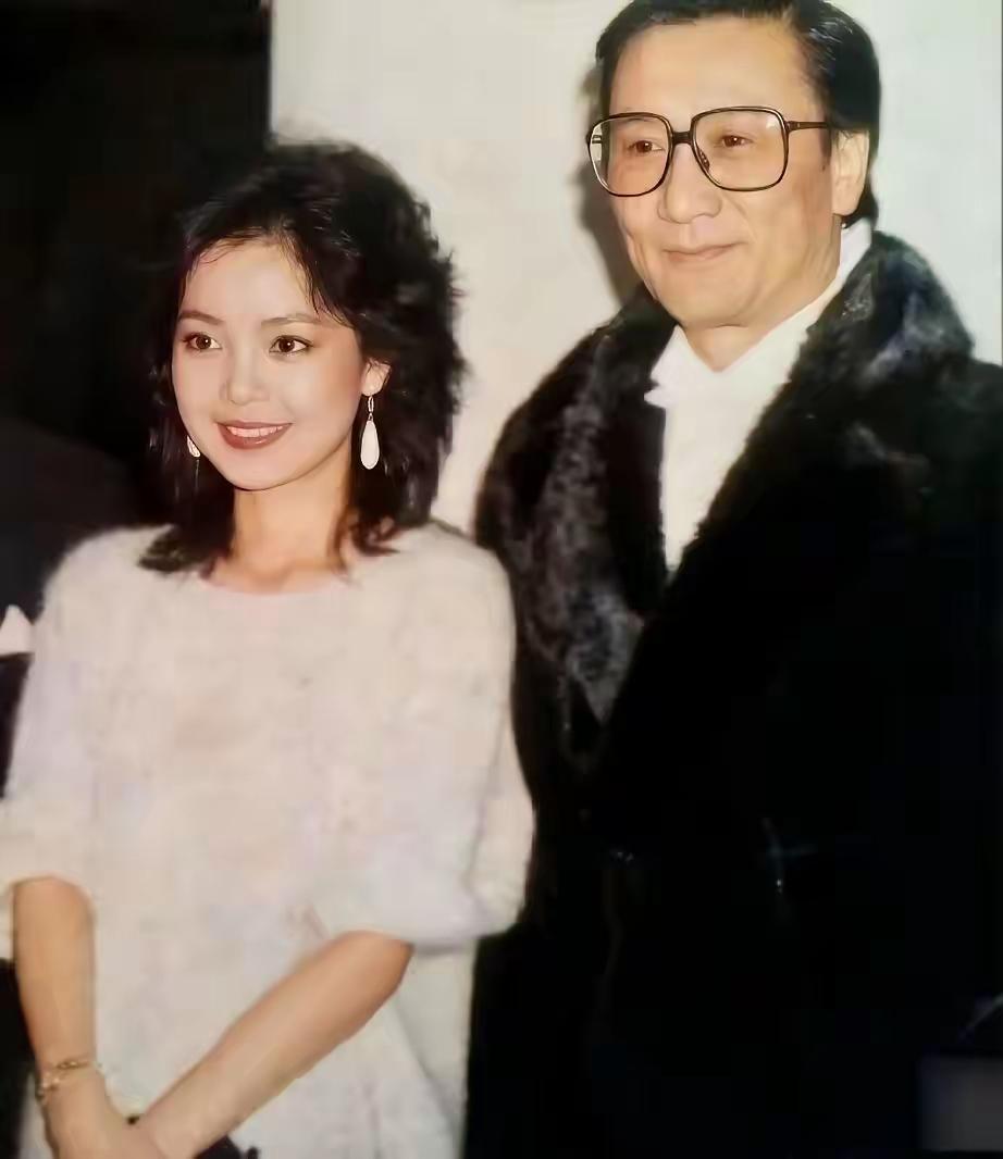 1983年，一场流光溢彩的酒会上，谢贤与狄波拉并肩而立，身旁是风华绝代的邓丽君。