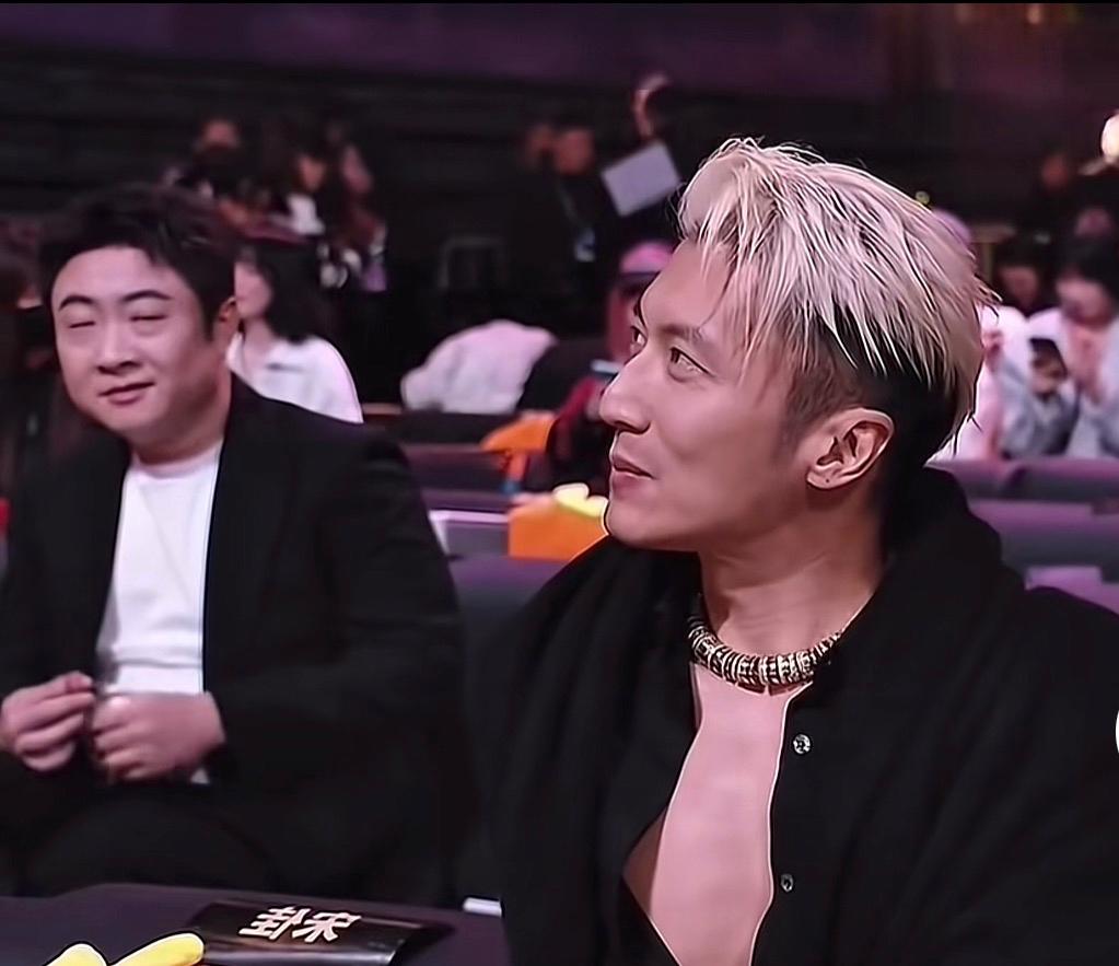 到底是乔杉的小眼睛扛下了所有，
原来那一刻他的眼神不经意的一瞥，
并不是因为盯着