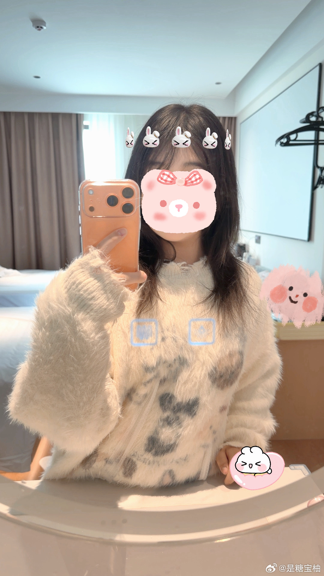 昨晚梦见我把📱揣后屁兜里 拿出来以后变成弧形的了梦里还寻思这🍎的铝合金外壳就