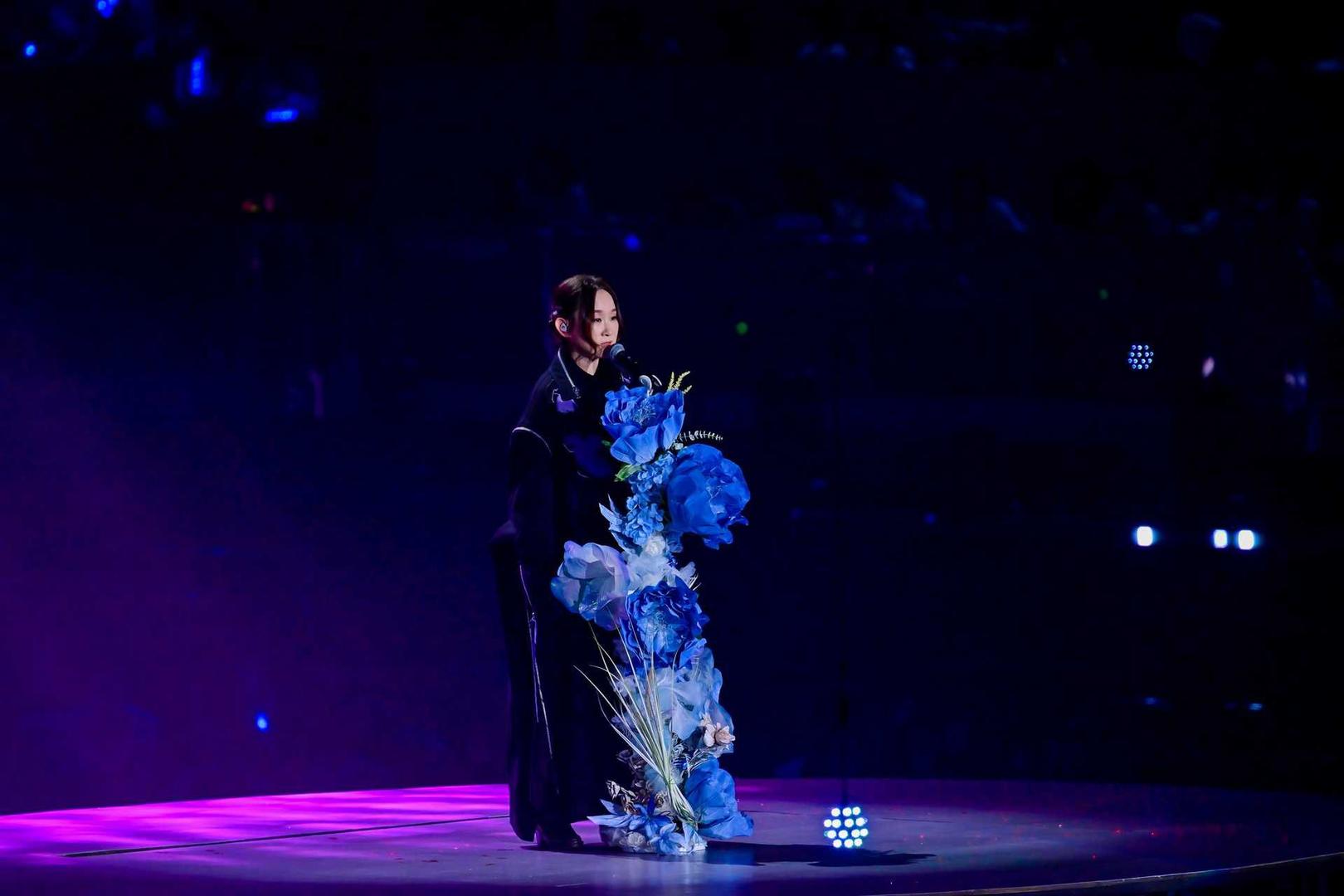 王菀之单曲《那棵树开花了》成都首唱｜光影绽放·中国电影120周年活力之夜