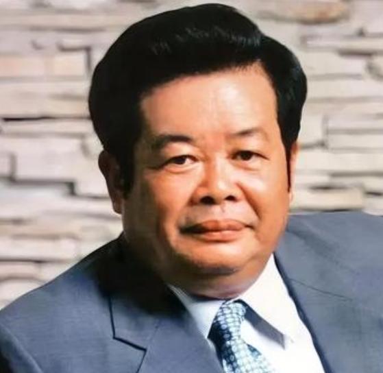 2000年，曹德旺的一名员工癌症晚期，曹德旺给了20万元治病，说不管花多少钱都报