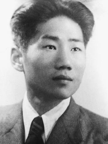 1955年，中央派人前往朝鲜将毛岸英坟墓迁回国，可当大家刚开始挖，就突然跑过来一