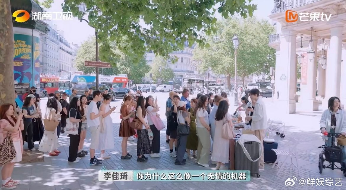 毕雯珺打包工微笑服务已上线 快闪活动的“隐藏福利”是毕雯珺的微笑打包服务！他低头