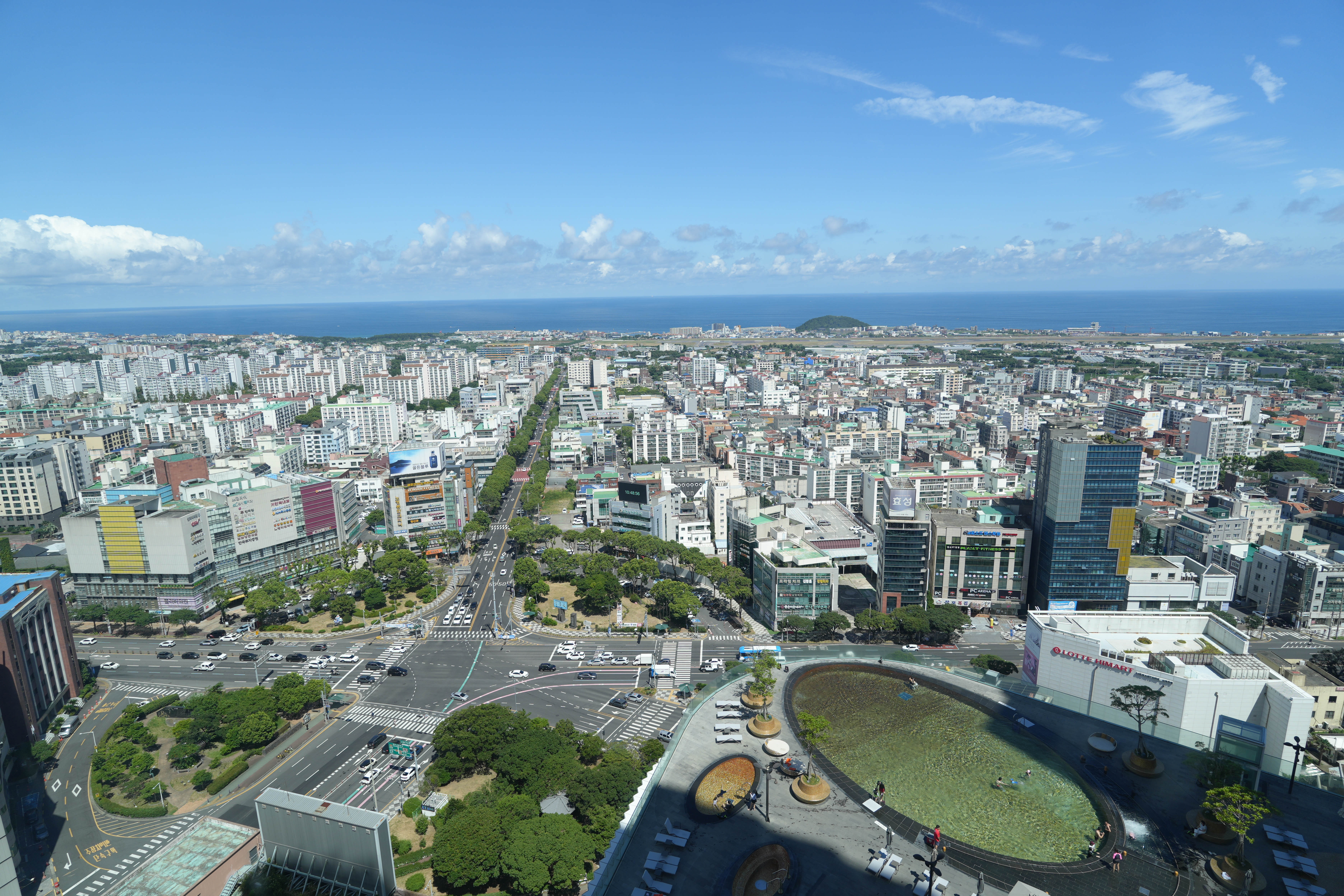 今天济州岛天气非常非常的好，略微有点晒温度29℃，阴凉地下非常的舒服，风很多很大
