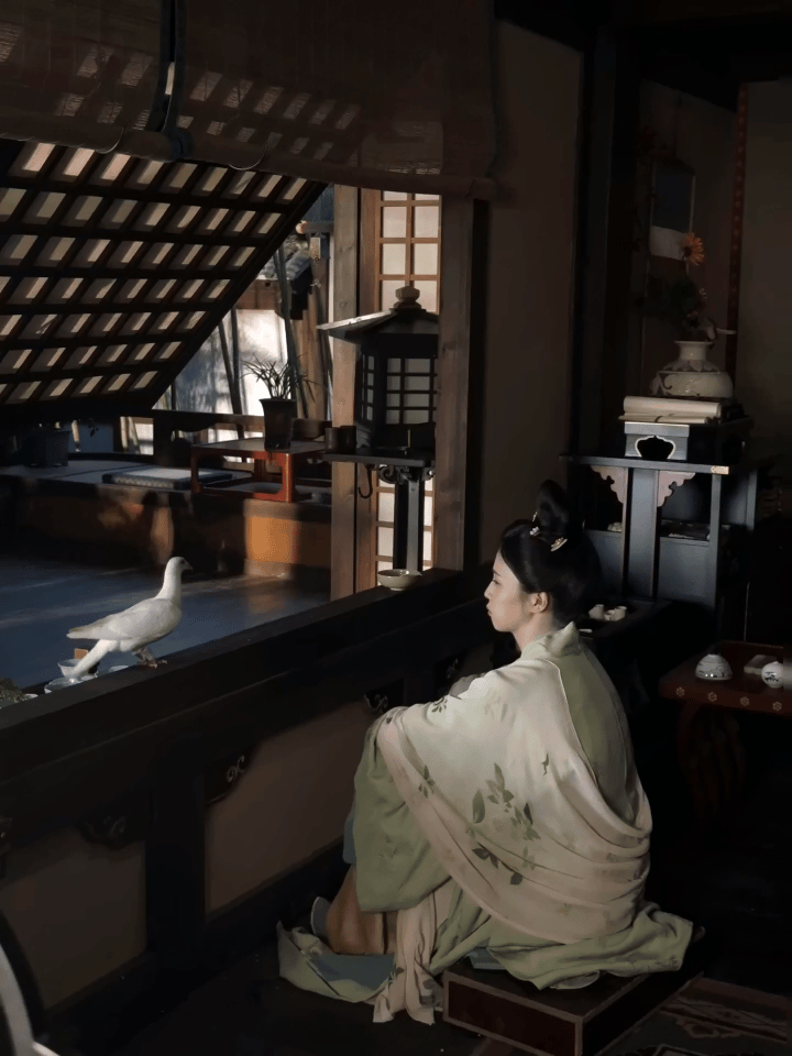 叶璃live转动图·我的妻子 她心善 贫易近人 但唯独…我看不透她…她喜欢对着空