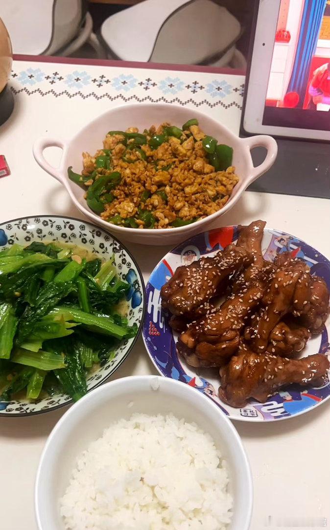 自己在家做饭反而比点外卖还贵独居之后才发现，做饭未必省钱。菜买一大份吃不完坏掉，