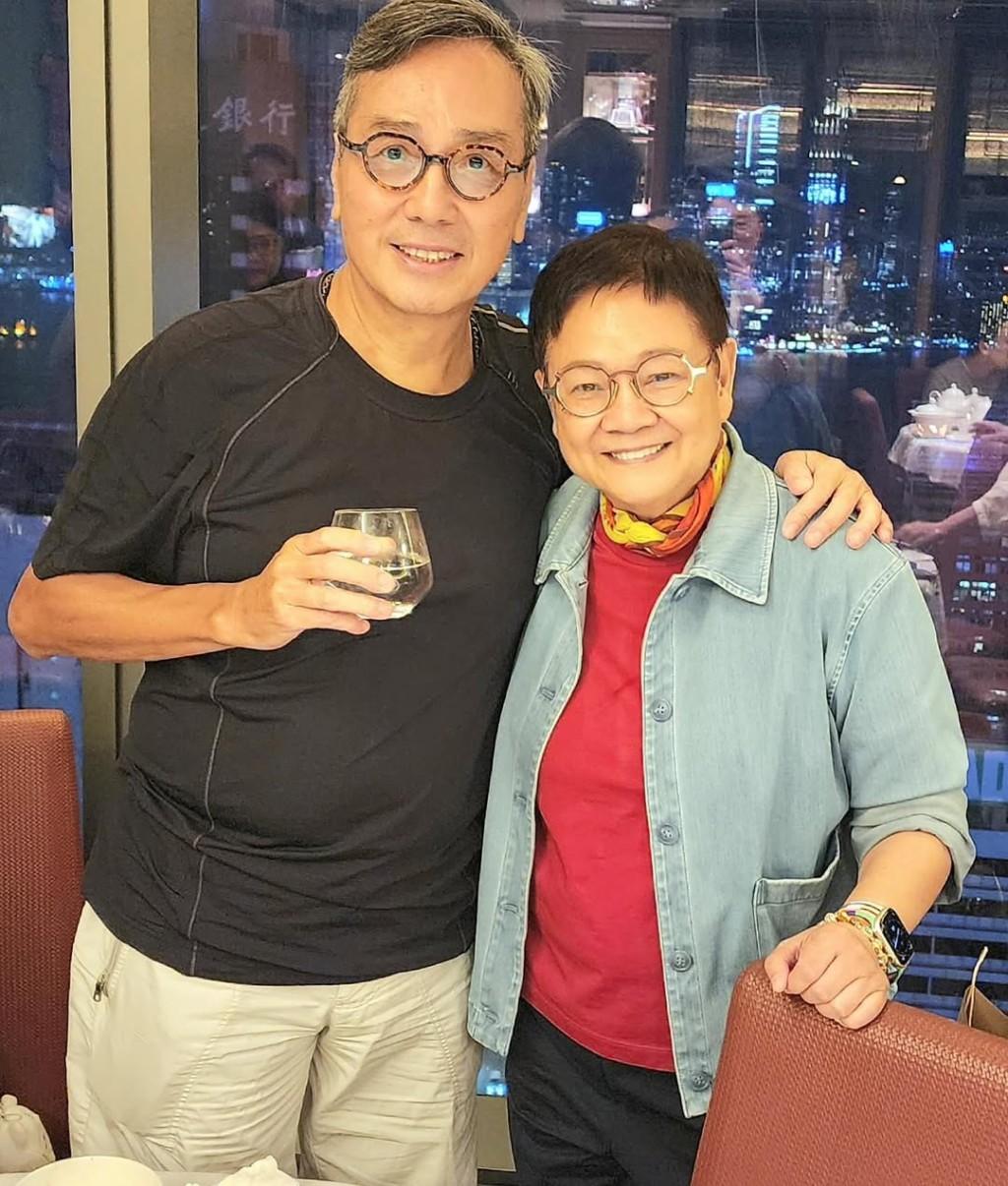 香港资深演员伍卫国近照曝光，73岁状态引发热议。这位70年代被誉为"首席靓仔小生