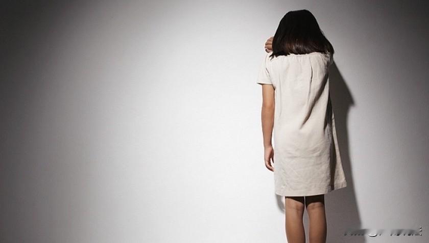 广东，一41岁男子打篮球时，认识一六年级女学生，并给她买了手机和电瓶车，女孩又找
