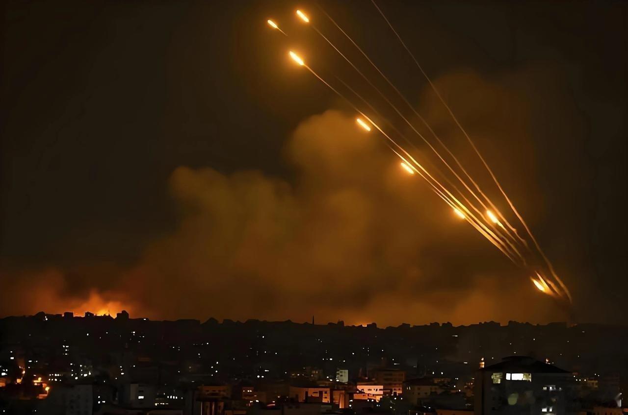 凤凰新闻为什么几千枚导弹砸下去，乌克兰还能蹦跶？账算错了！俄罗斯是在用几百万美元