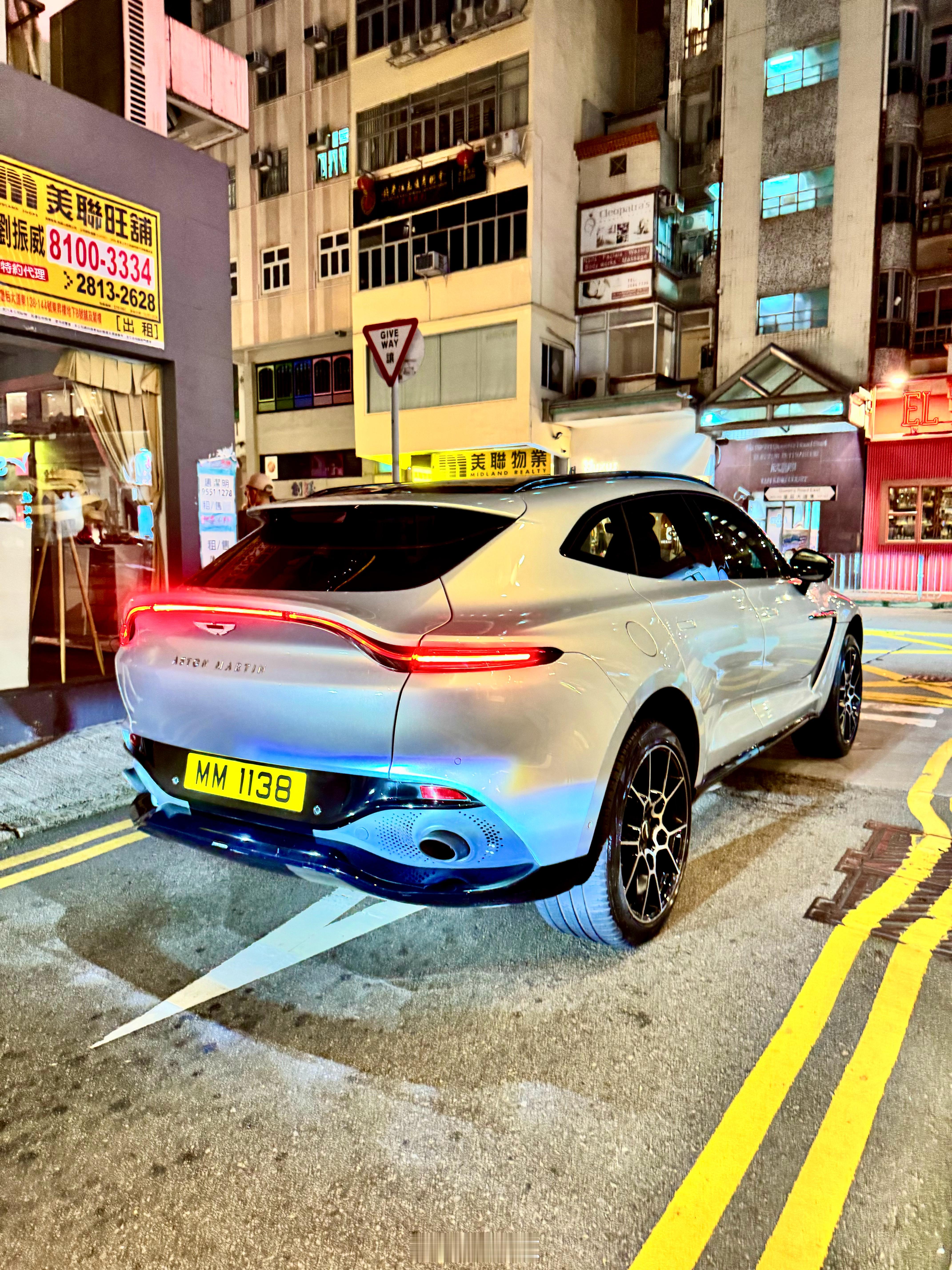 浅色马丁[笑而不语]这屁股你爱吗？[污][污]#阿斯顿·马丁dbx##阿斯顿马丁