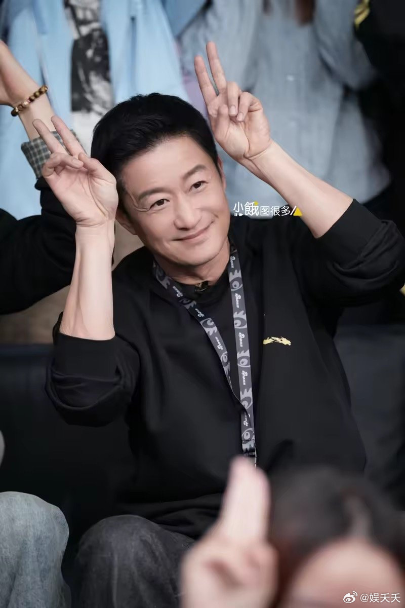 吴京 老人撒饭 吴京这种“笨拙的真诚”比啥都甜。他不端着的实在劲儿，真的很有反差