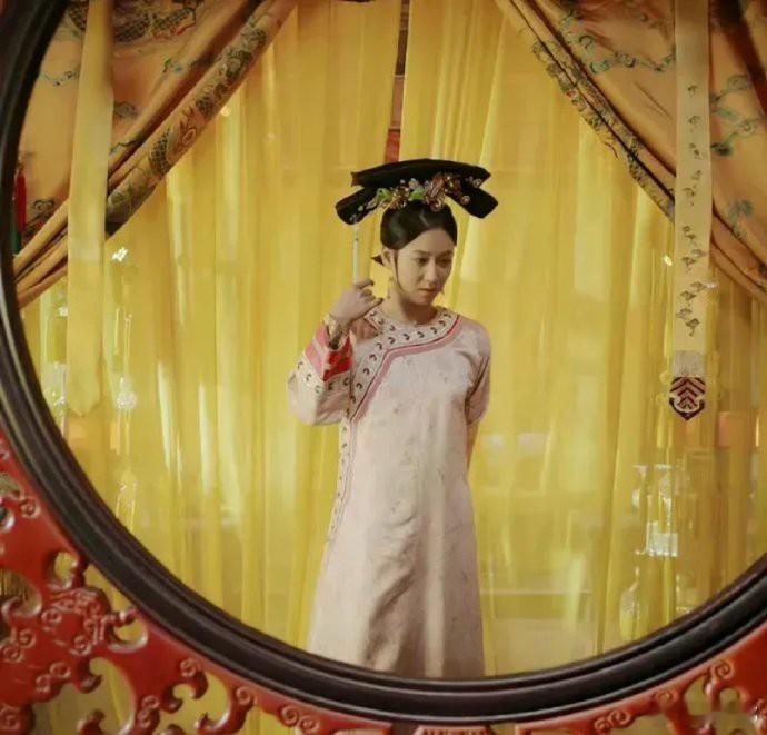 《如懿传》才发现刚侍寝完的妃子，旗头居然还好好的… 