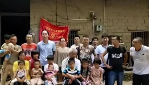 [炸弹]广西第一猛男！1994年，49岁梁二将19岁女工友带回村，随后两人开始疯