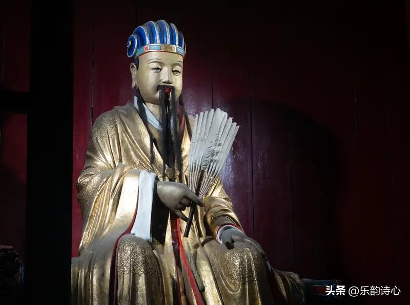 我认为诸葛亮和曹操都是超厉害的人物，曹操有雄才大略，能征善战又善于用人，在乱世中
